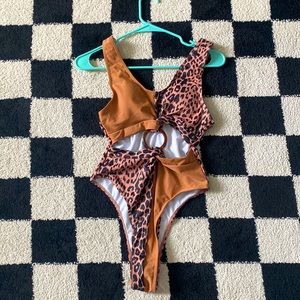 One piece cheetah swim suit. Multicolor open stomach suit.